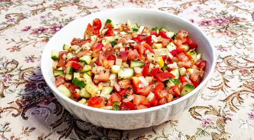 Pásztorsaláta séf módra – şefin çoban salatası című cikk borítóképe