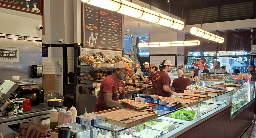 Reggeli a Leo’s Bagelben című cikk borítóképe