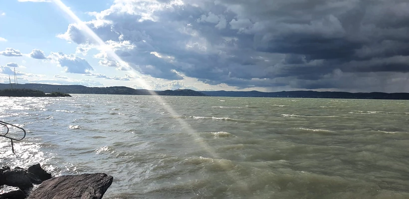 Zamárdi – ahol a Balaton mindenkié című cikk borítóképe