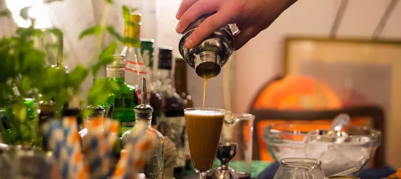 Rázva, keverve. Kávéval! című cikk borítóképe