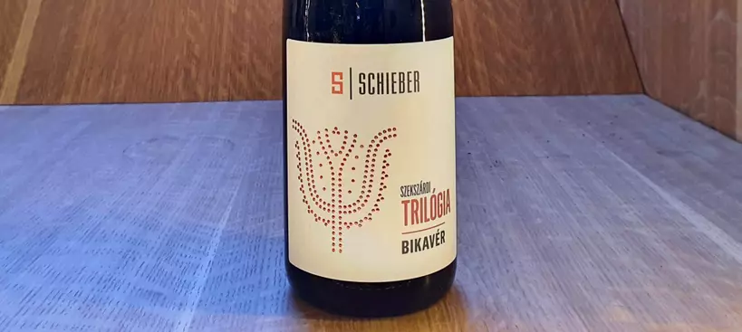 Schieber Pincészet: Trilógia Bikavér 2019 című cikk borítóképe