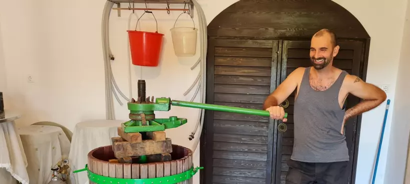 Egyfolytában esik... című cikk borítóképe