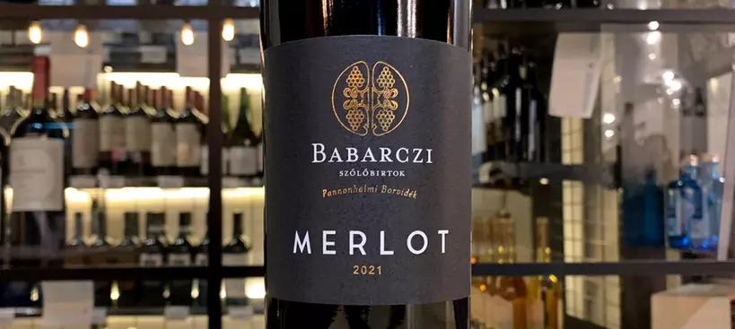 Babarczi Szőlőbirtok és Pince: Pannonhalmi Merlot 2021 című cikk borítóképe